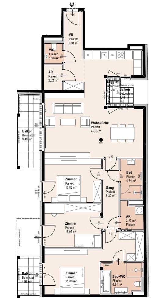 Detaillierter Grundriss einer Wohnung mit offenem Wohnküchenbereich, drei Schlafzimmern, zwei Bädern und mehreren Balkonen.