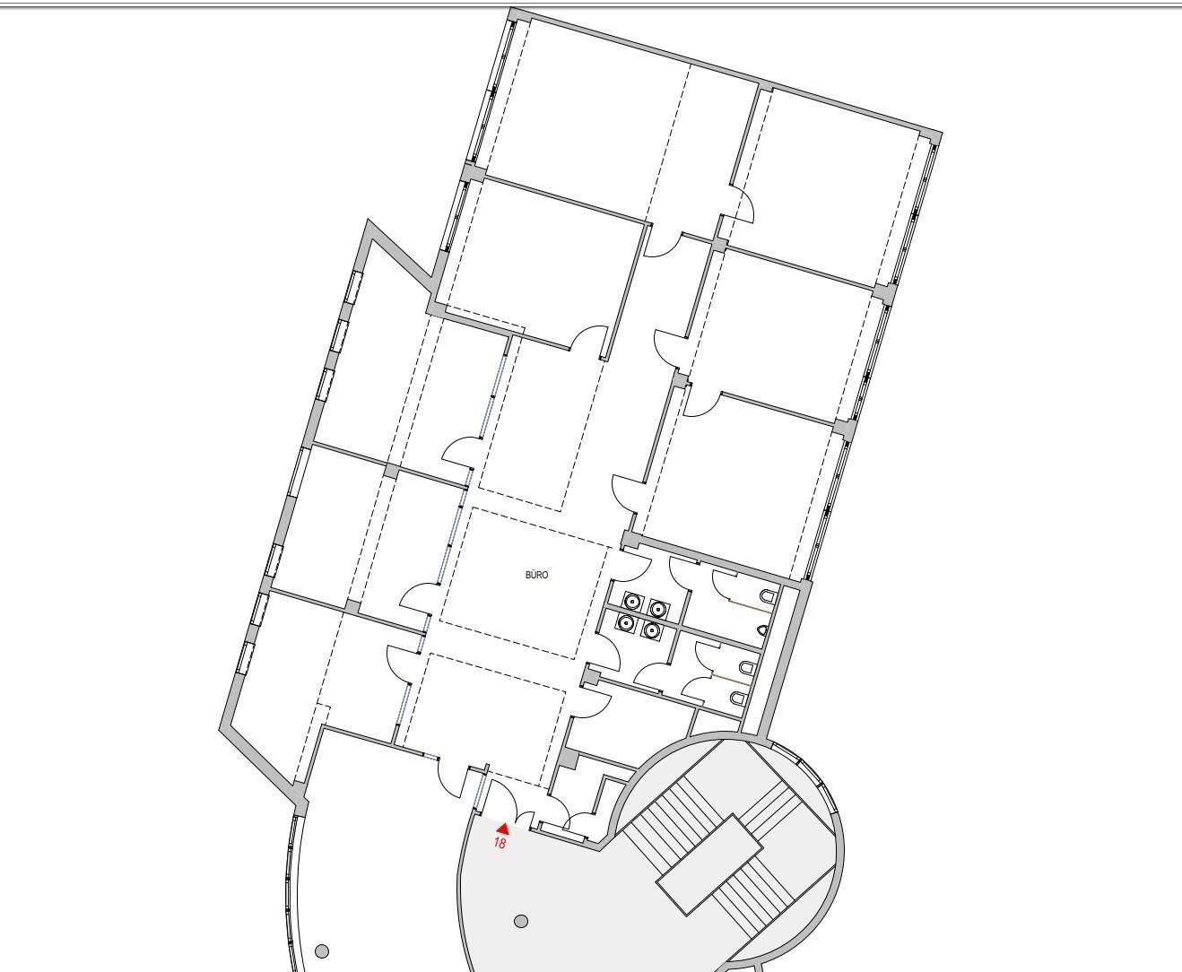 Grundriss eines Bürogeschosses mit vielen Einzelbüros, Sanitäranlagen und einem runden Treppenhaus.
