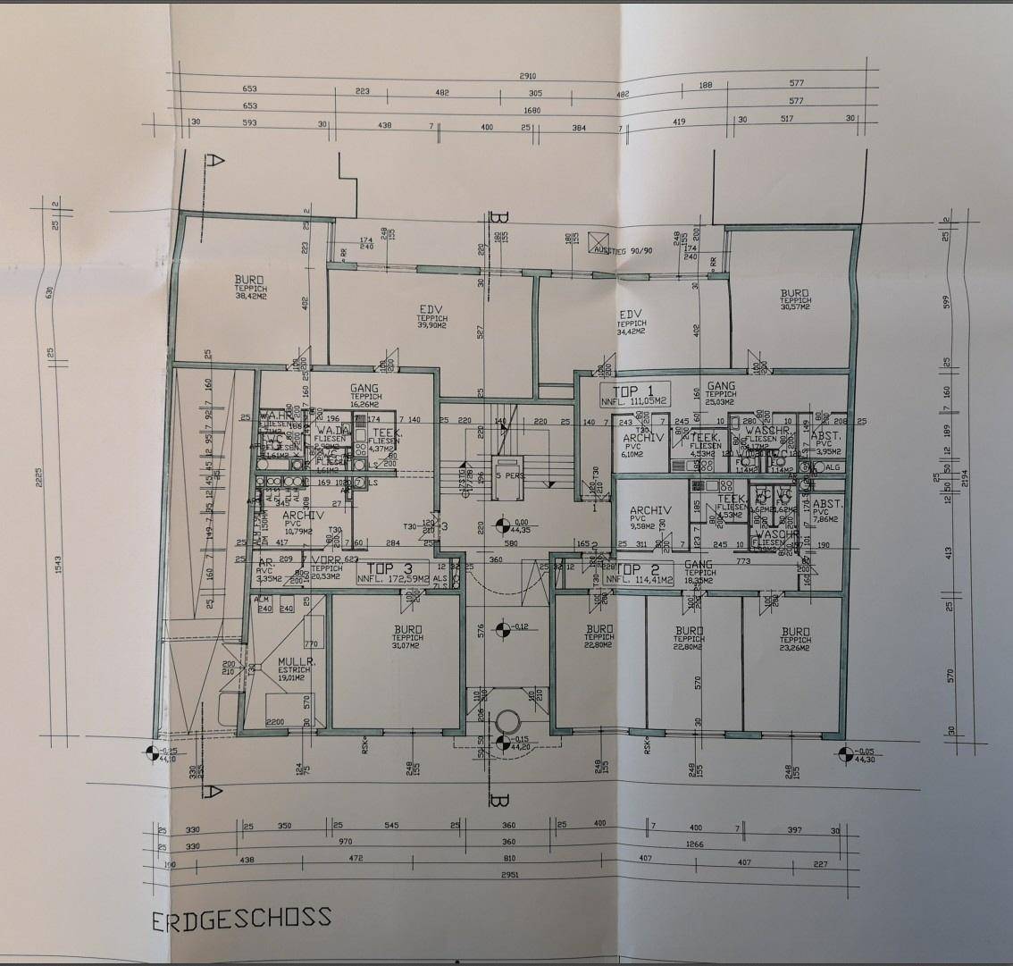 Grundriss des Erdgeschosses mit mehreren Büroeinheiten, Teeküchen und Toilettenbereichen.