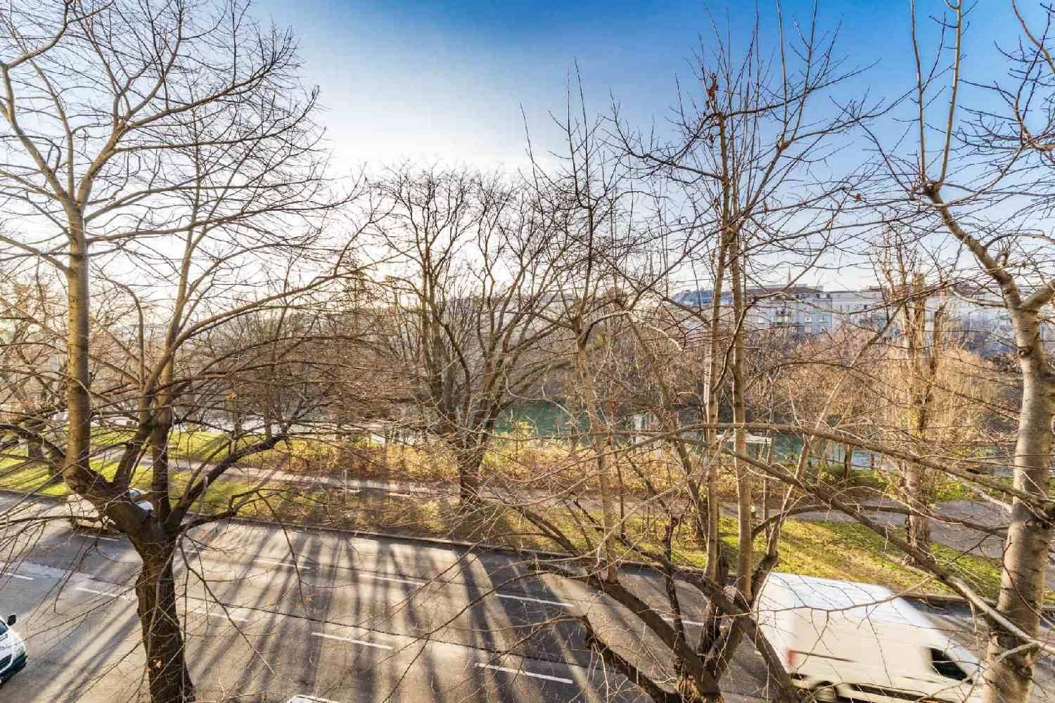 Weitblick über eine Straße und einen Fluss, umgeben von kahlen Bäumen im Winter.