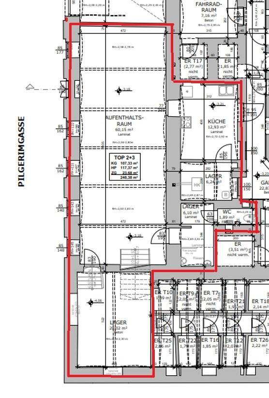 Detaillierter Grundrissplan einer Immobilieneinheit mit Aufenthaltsraum, Küche, WC, Lagerräumen und Fahrradraum, rot umrandet.