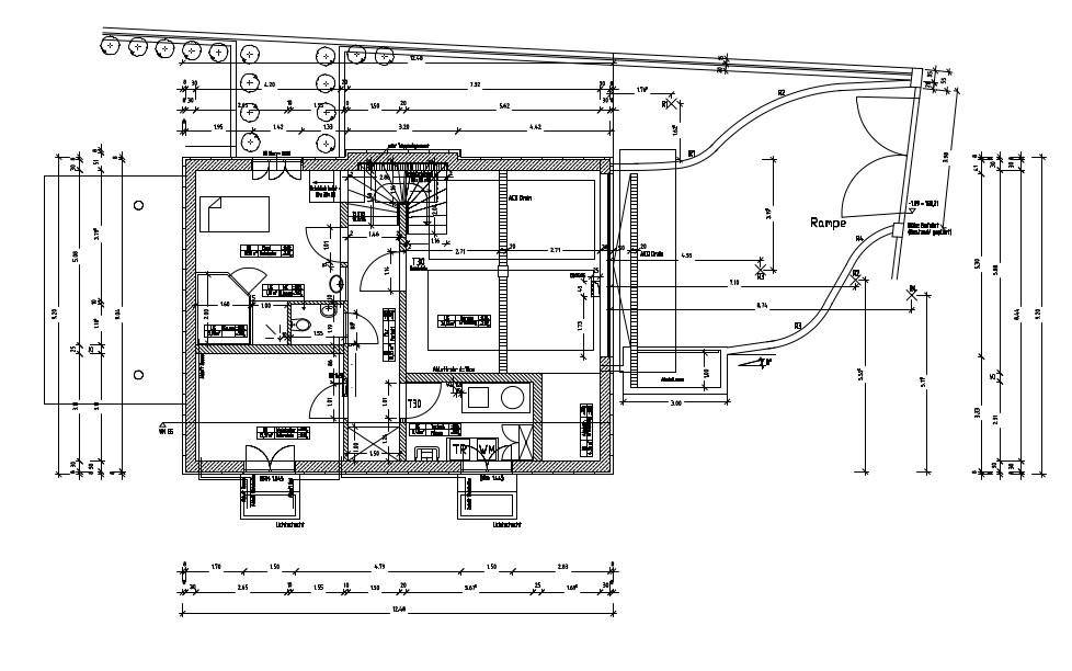 Grundriss des Untergeschosses mit Abstellräumen und Zugang über eine Rampe.