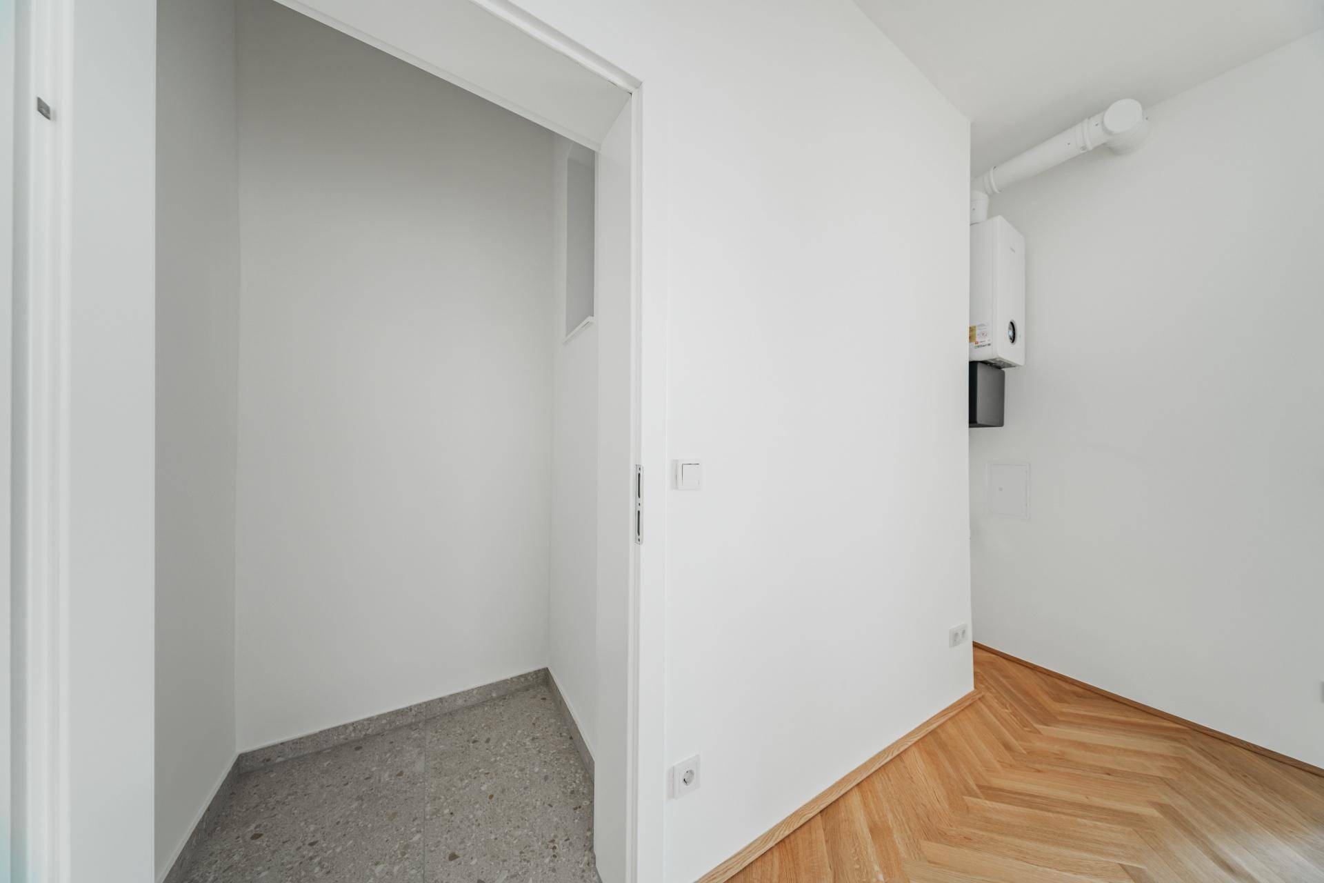 Kleiner Abstellraum mit Gastherme und Fliesenboden, ideal für Lagerung oder Haustechnik.