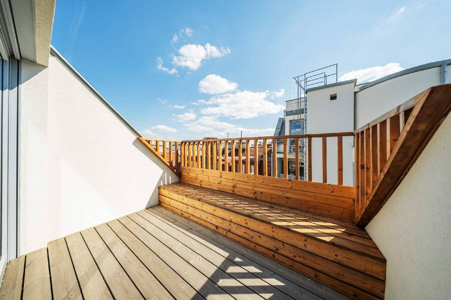 Gemütliche Terrasse mit Holzboden und integrierter Sitzbank, ideal zum Entspannen.