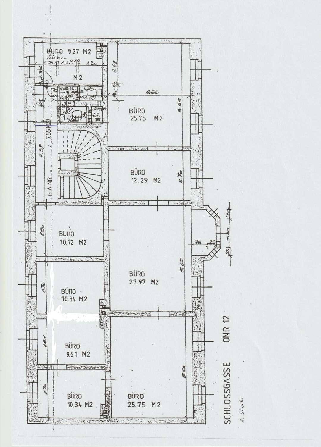 Grundrissplan eines Bürogebäudes mit mehreren Räumen und Flächenangaben.