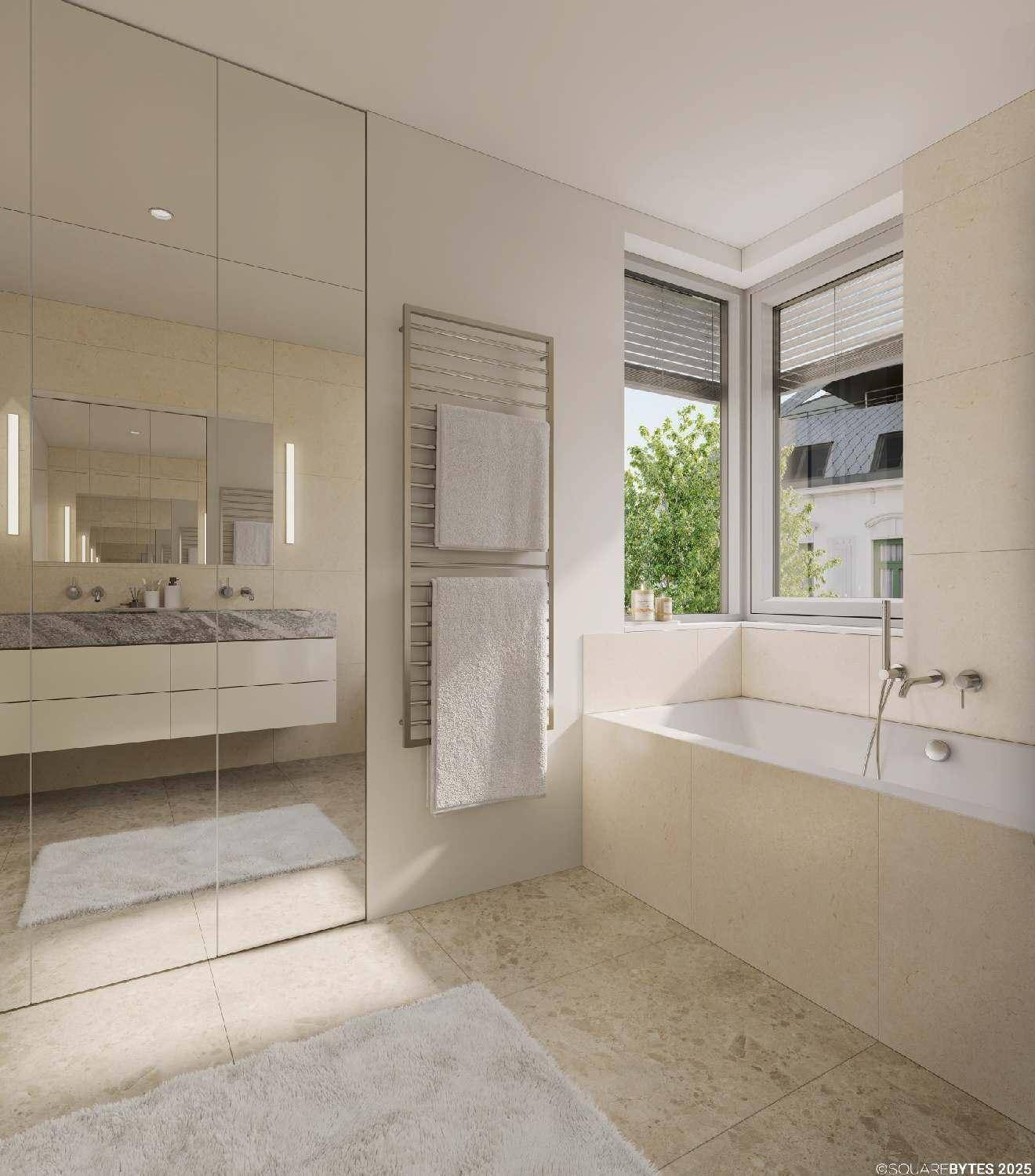 Modernes Badezimmer mit Badewanne, Doppelwaschbecken, beheiztem Handtuchhalter und Fenster.