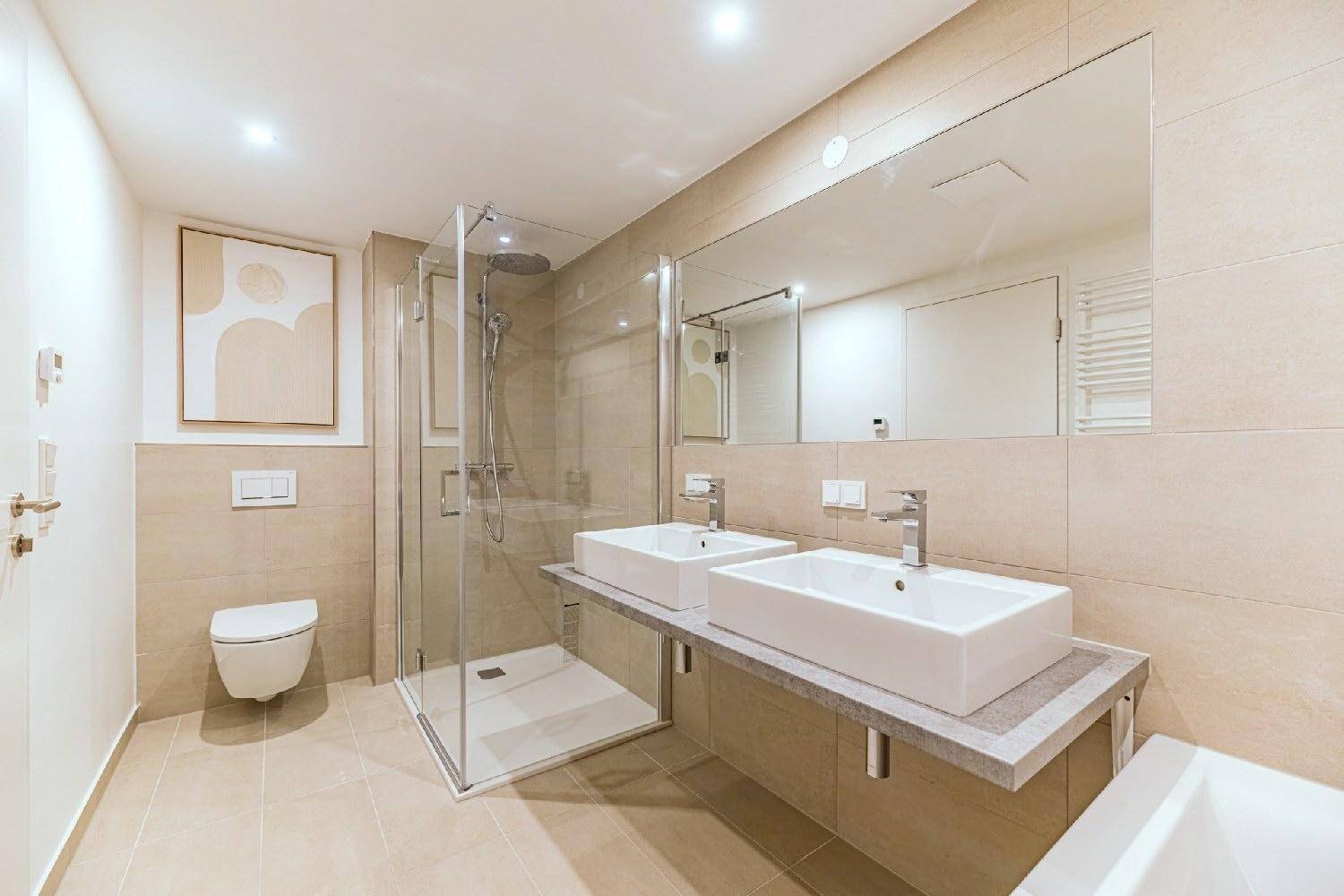 Modernes Badezimmer mit Doppelwaschbecken, ebenerdiger Dusche und wandhängendem WC.