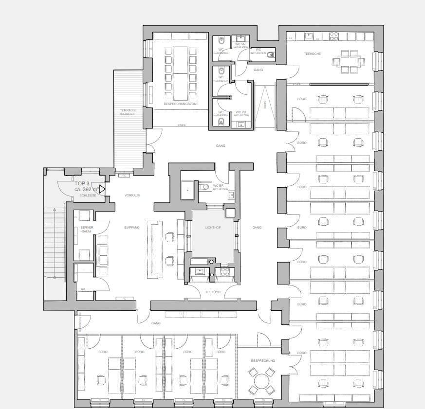 Detaillierter Grundriss einer Büroetage mit mehreren Büros, Besprechungsräumen, Teeküchen und einer Terrasse.