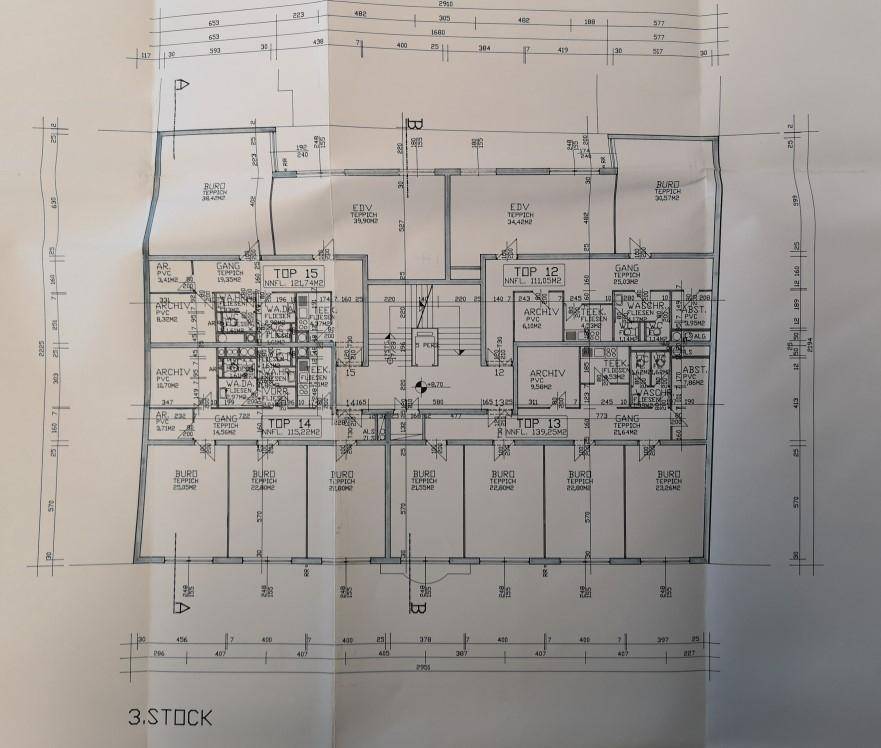 Gesamtgrundriss des 3. Stocks mit zahlreichen Büros und Archivräumen, die eine flexible Nutzung ermöglichen.