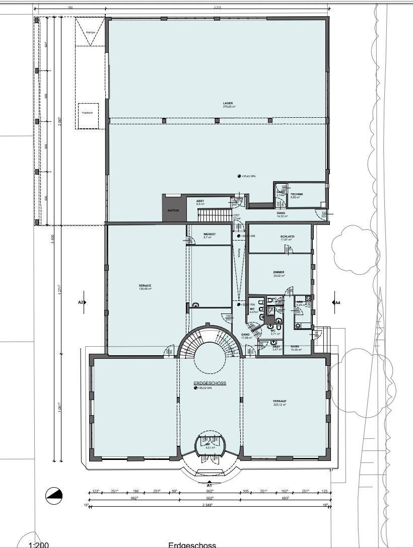 Grundriss des Erdgeschosses mit großem Lagerbereich, Terrasse und Wohnräumen.