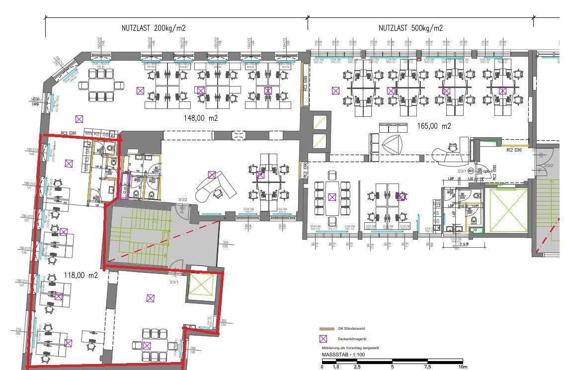 Detaillierter Grundriss eines Bürogebäudes mit verschiedenen Arbeitsbereichen und Flächenangaben.