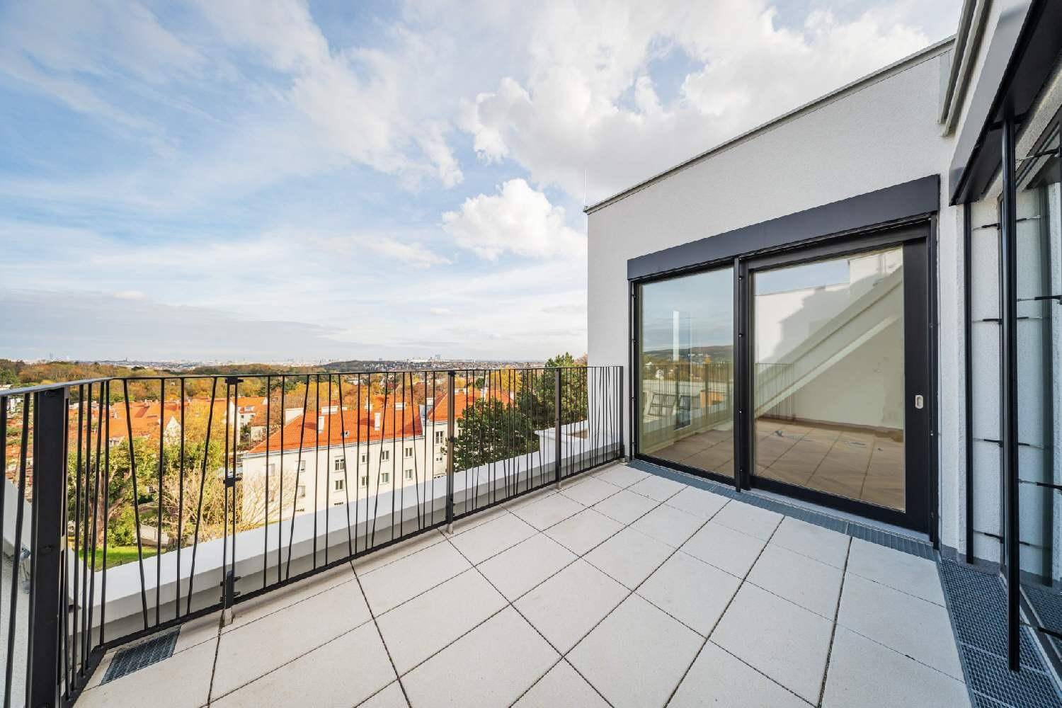 Geräumiger Balkon mit Fliesenboden und weitem Blick über die Stadt und die Umgebung.