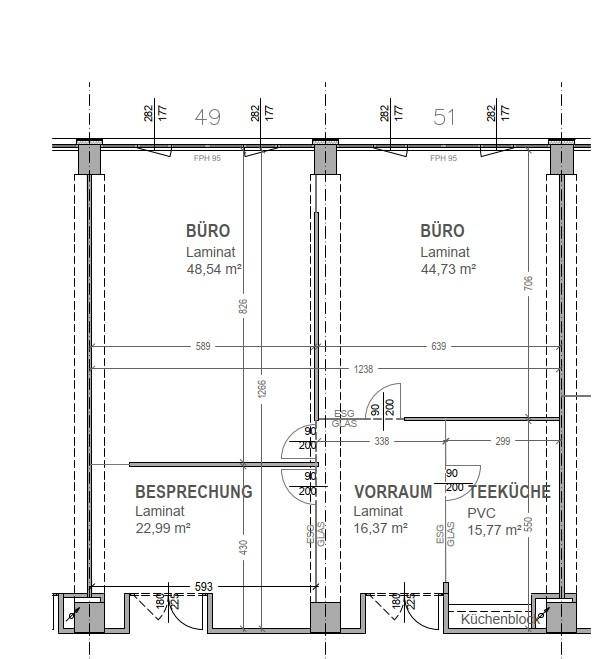 Grundriss zeigt zwei Büros, einen Besprechungsraum, Vorraum und eine Teeküche.