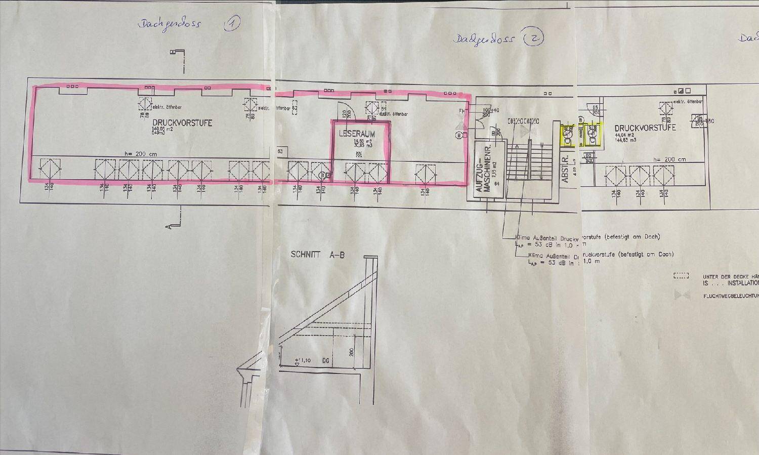 Handgezeichneter Grundriss des Dachgeschosses mit eingezeichneten Räumen und Maßen, zeigt die Raumaufteilung.