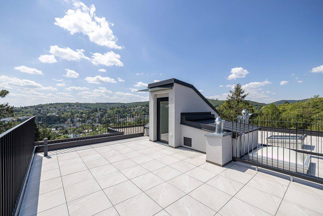 Große Dachterrasse mit weitem Blick über die Stadt und die umliegende Landschaft.