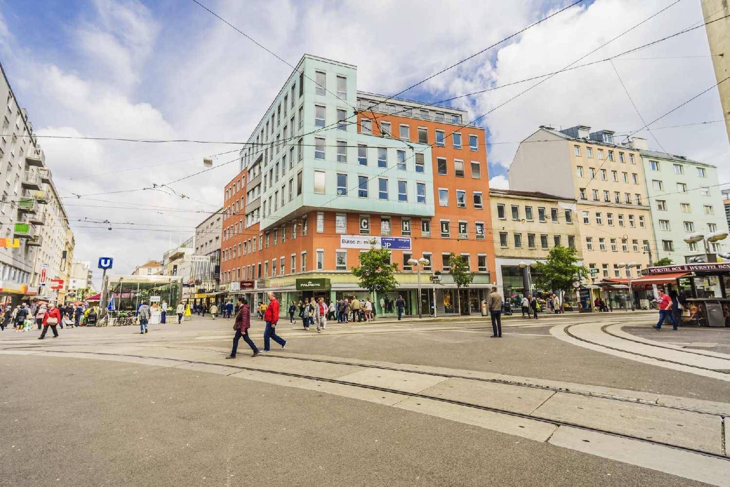 Lebhafte Straßenansicht mit einem modernen Gebäude, Passanten und öffentlichen Verkehrsmitteln.