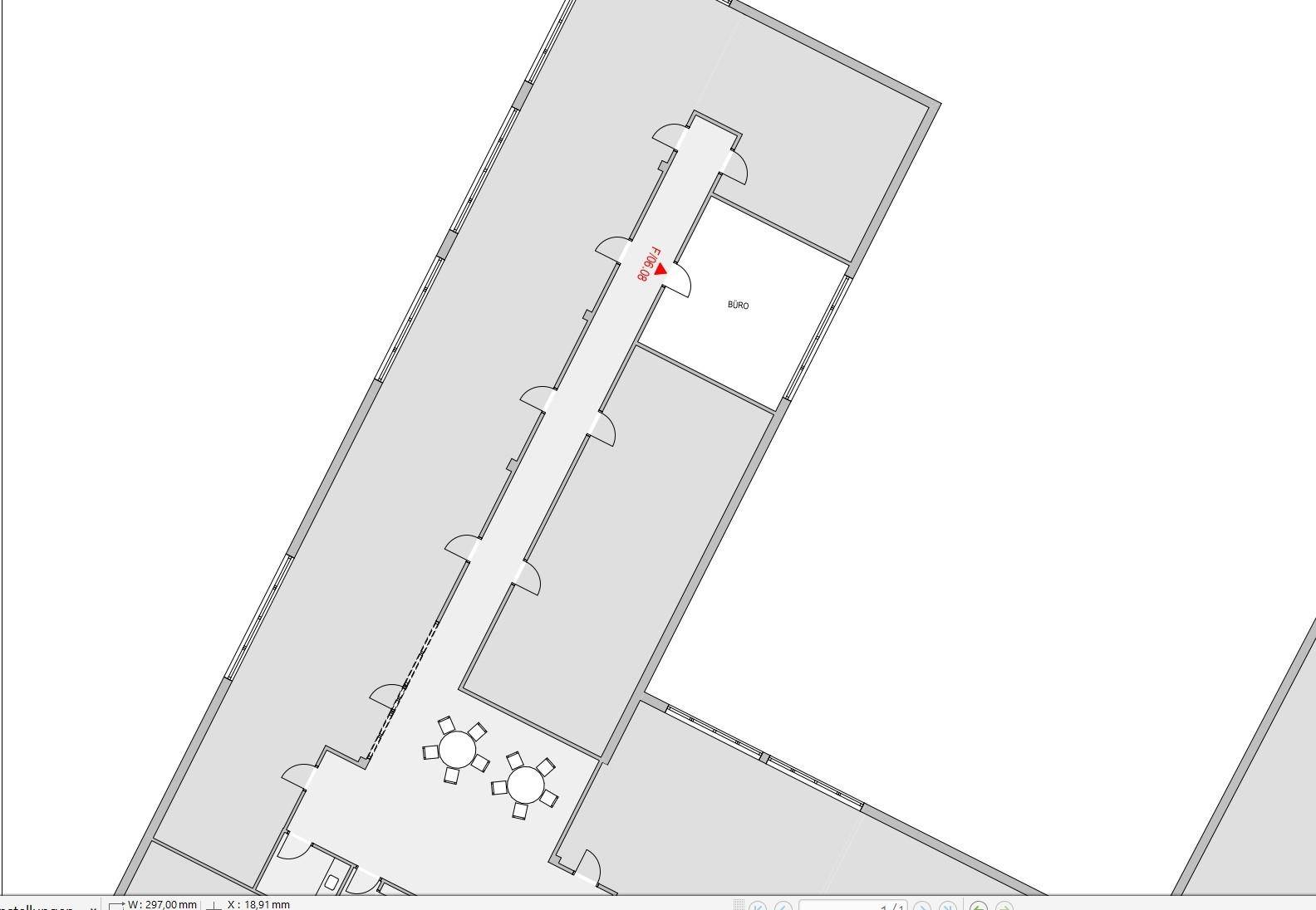 Dieser Grundriss zeigt einen langen Flur, mehrere Büroräume und einen Bereich mit Tischen.