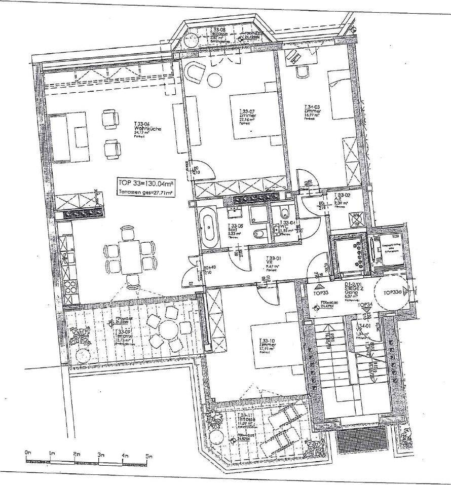 Detaillierter Grundriss einer Wohnung mit mehreren Zimmern und einer großen Terrasse.
