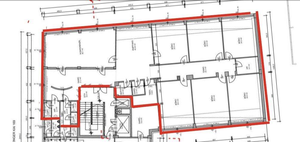 Grundriss eines Bürogebäudes mit mehreren Räumen, Fluren und Treppenhaus, rot umrandet.