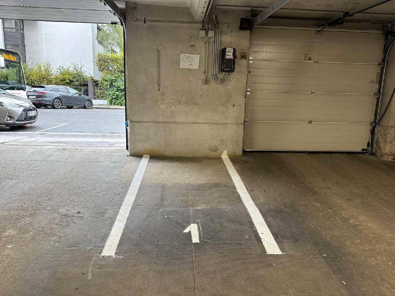 Ausfahrt einer Tiefgarage mit Stellplatzmarkierung und Blick auf den Außenbereich.
