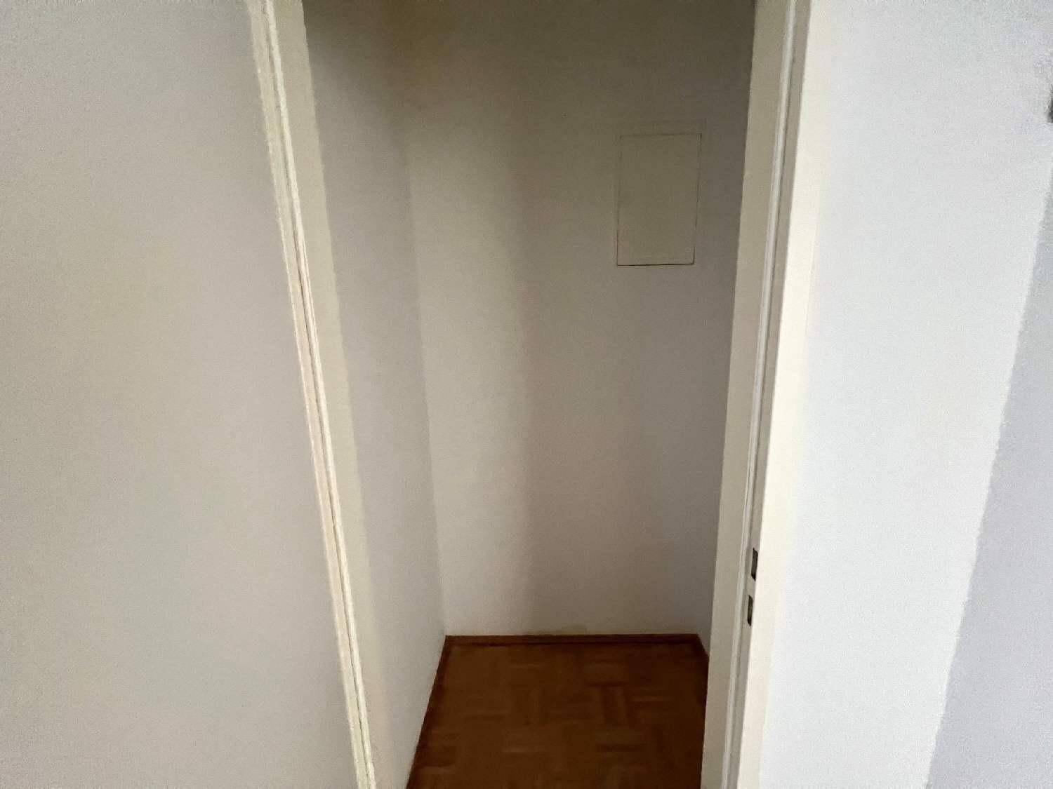 Praktischer Abstellraum mit ausreichend Platz für Haushaltsgegenstände und Vorräte.
