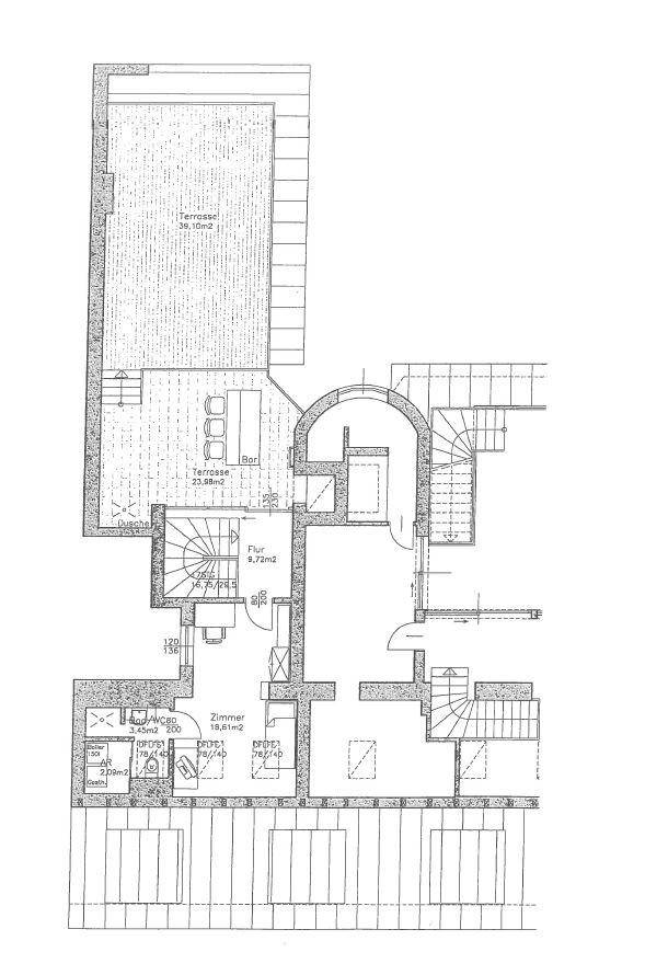 Grundriss der oberen Ebene mit Terrasse, Zimmer und Treppenaufgang.