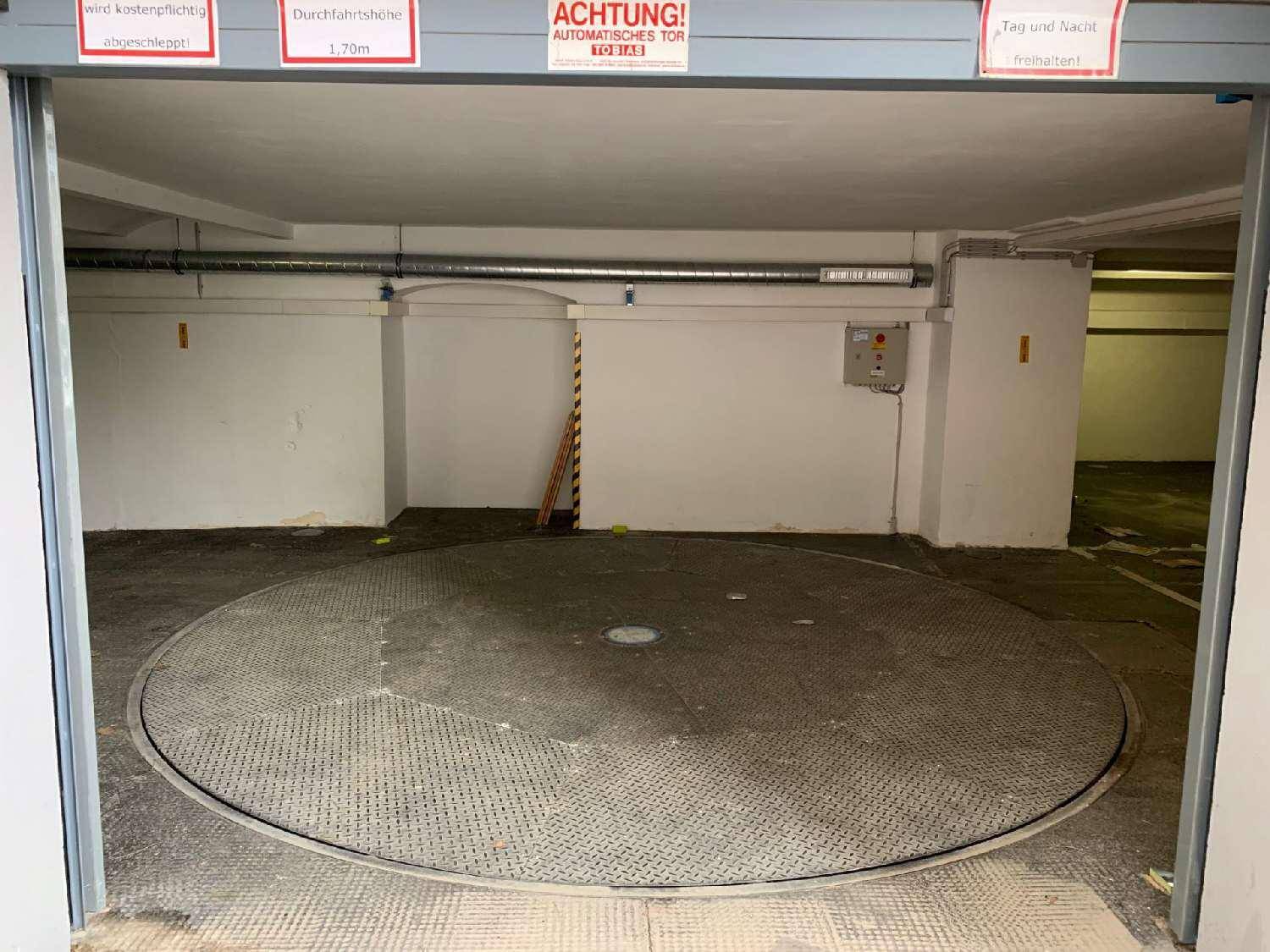 Automatischer Drehteller in der Tiefgarage zur effizienten Manövrierung von Fahrzeugen auf engem Raum.