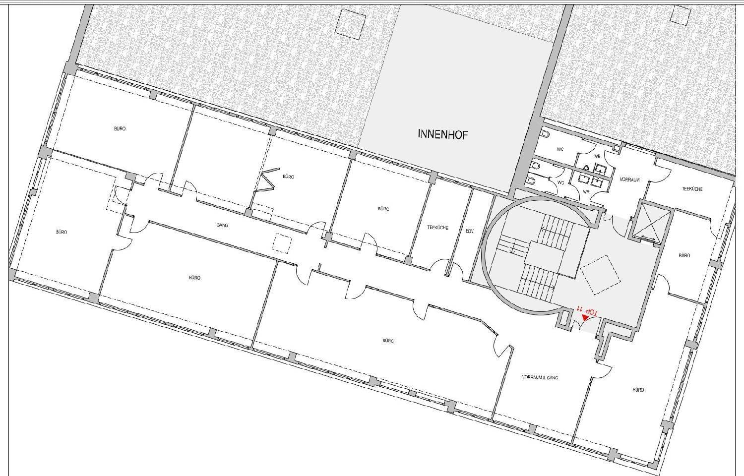 Detaillierter Grundriss eines Bürokomplexes mit Innenhof, Teeküche, Sanitäranlagen und mehreren Büroeinheiten.