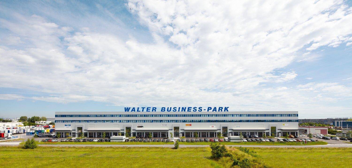 Weitläufige Ansicht des Walter Business-Parks mit moderner Architektur und viel Grünfläche.