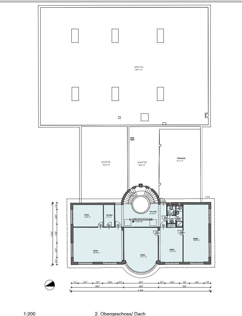 Grundriss des zweiten Obergeschosses mit Büroräumen, Terrasse und Sanitäranlagen.