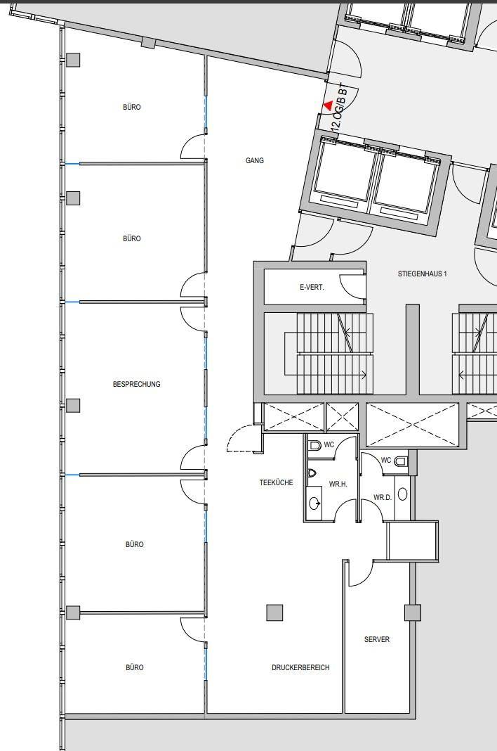 Grundrissplan eines Bürogeschosses mit mehreren Einzelbüros, einem Besprechungsraum, Teeküche und zwei Toiletten, inklusive Aufzug.