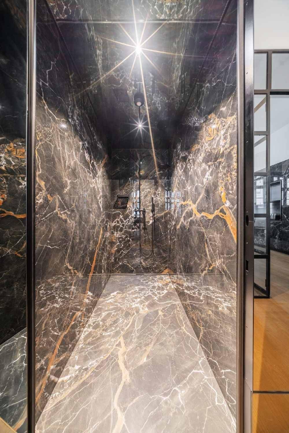 Luxuriöse Duschkabine, vollständig mit schwarzem Marmor verkleidet, mit integrierter Regendusche.