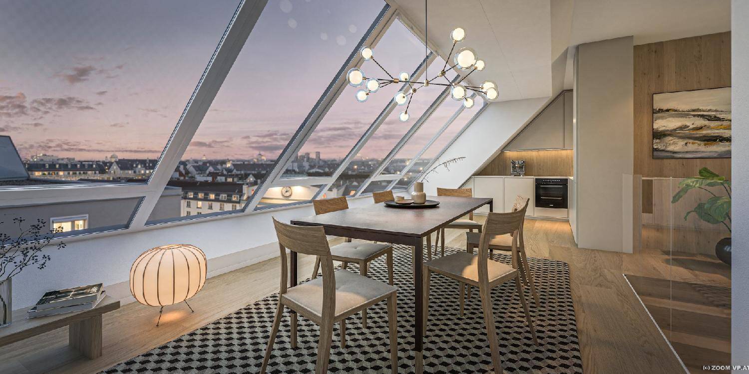 Moderner Essbereich mit schrägen Dachfenstern und Panoramablick über die Stadt.