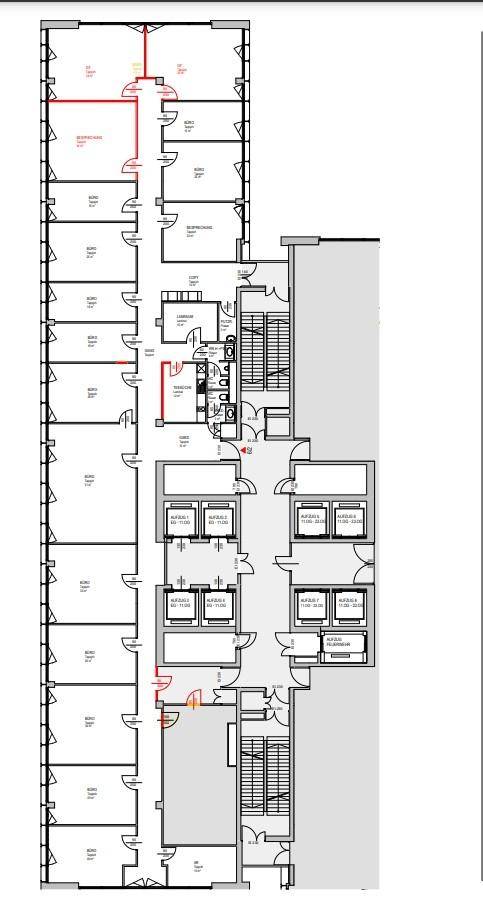 Grundrissplan einer Etage mit mehreren Büroeinheiten und Gemeinschaftsbereichen.
