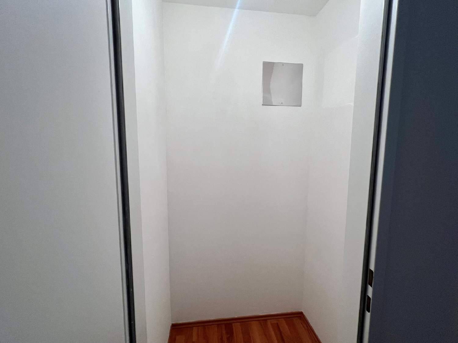 Kleiner, leerer Raum mit Holzboden und weißen Wänden, ideal als Abstellraum oder begehbarer Kleiderschrank.