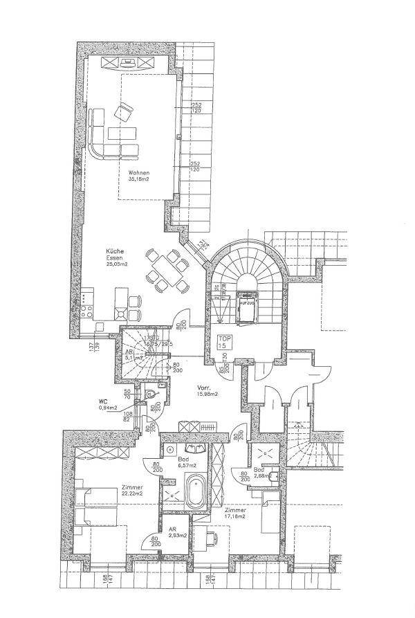 Grundriss der unteren Ebene mit Wohnzimmer, Küche, zwei Schlafzimmern und Bädern.