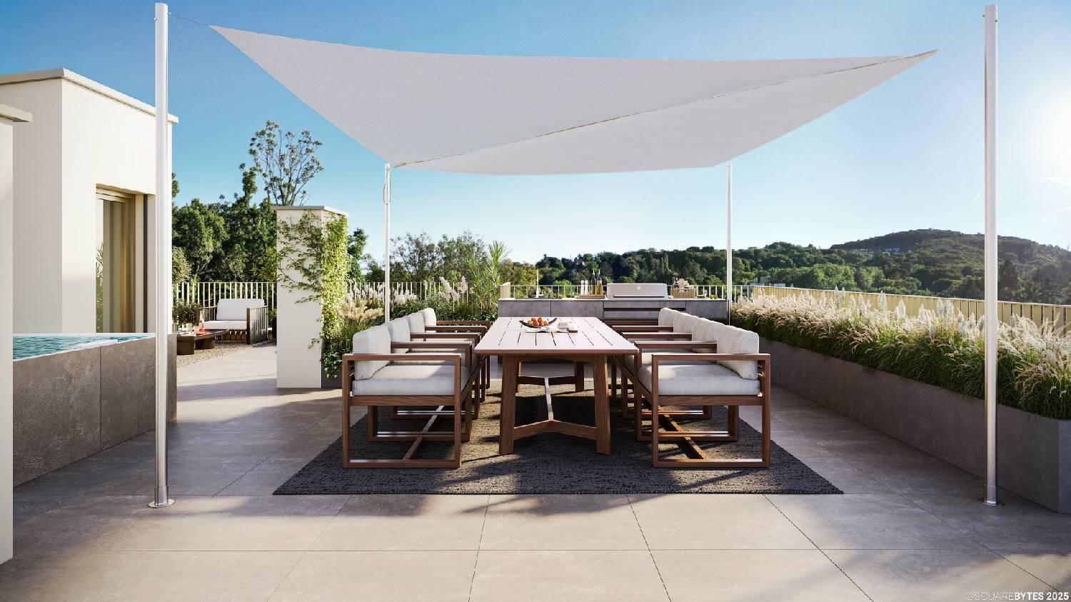 Geräumige Dachterrasse mit Essbereich, Sonnensegel und Blick auf die umliegende Landschaft.