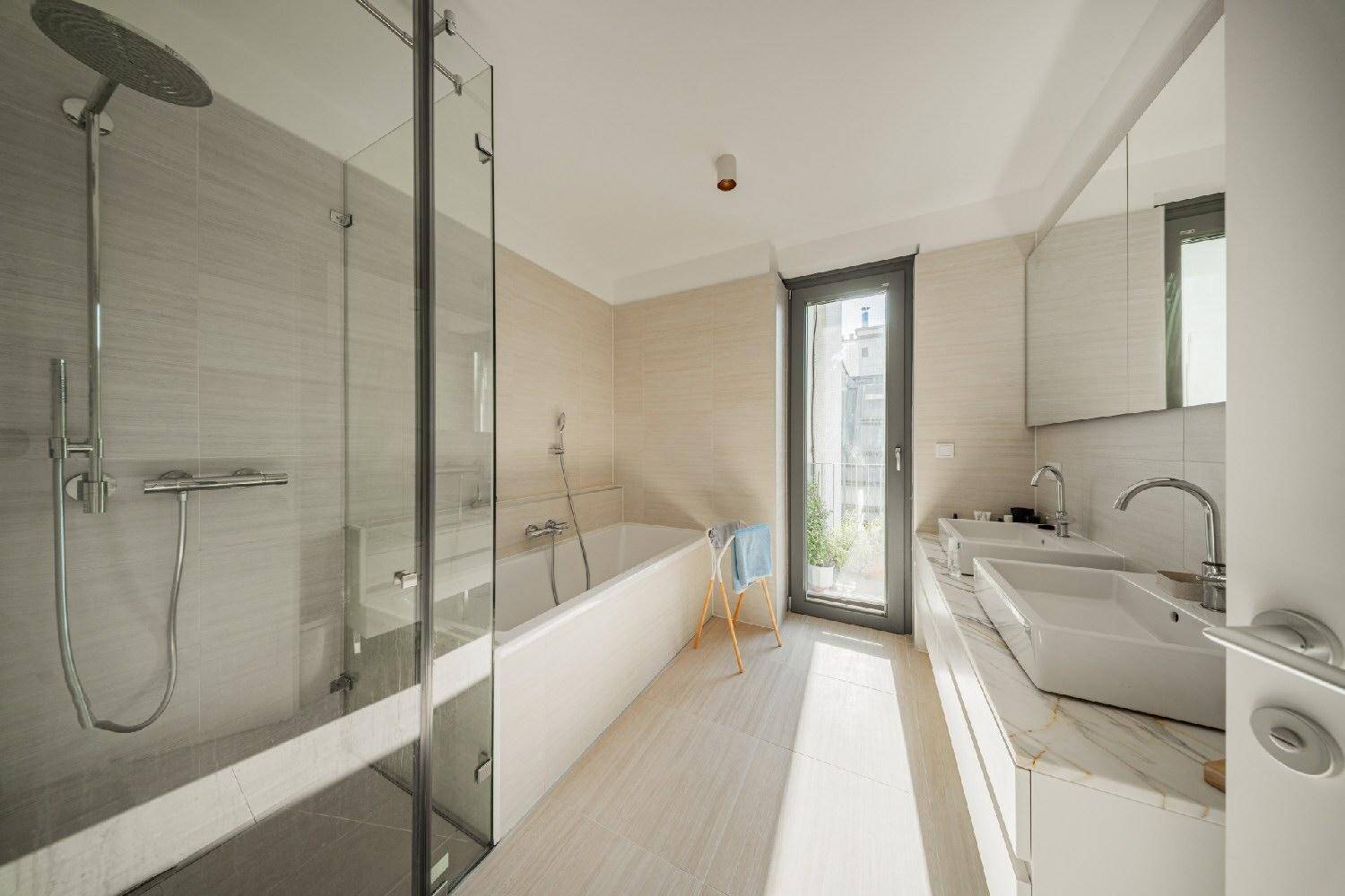 Modernes Badezimmer mit Doppelwaschbecken, Badewanne und ebenerdiger Dusche.