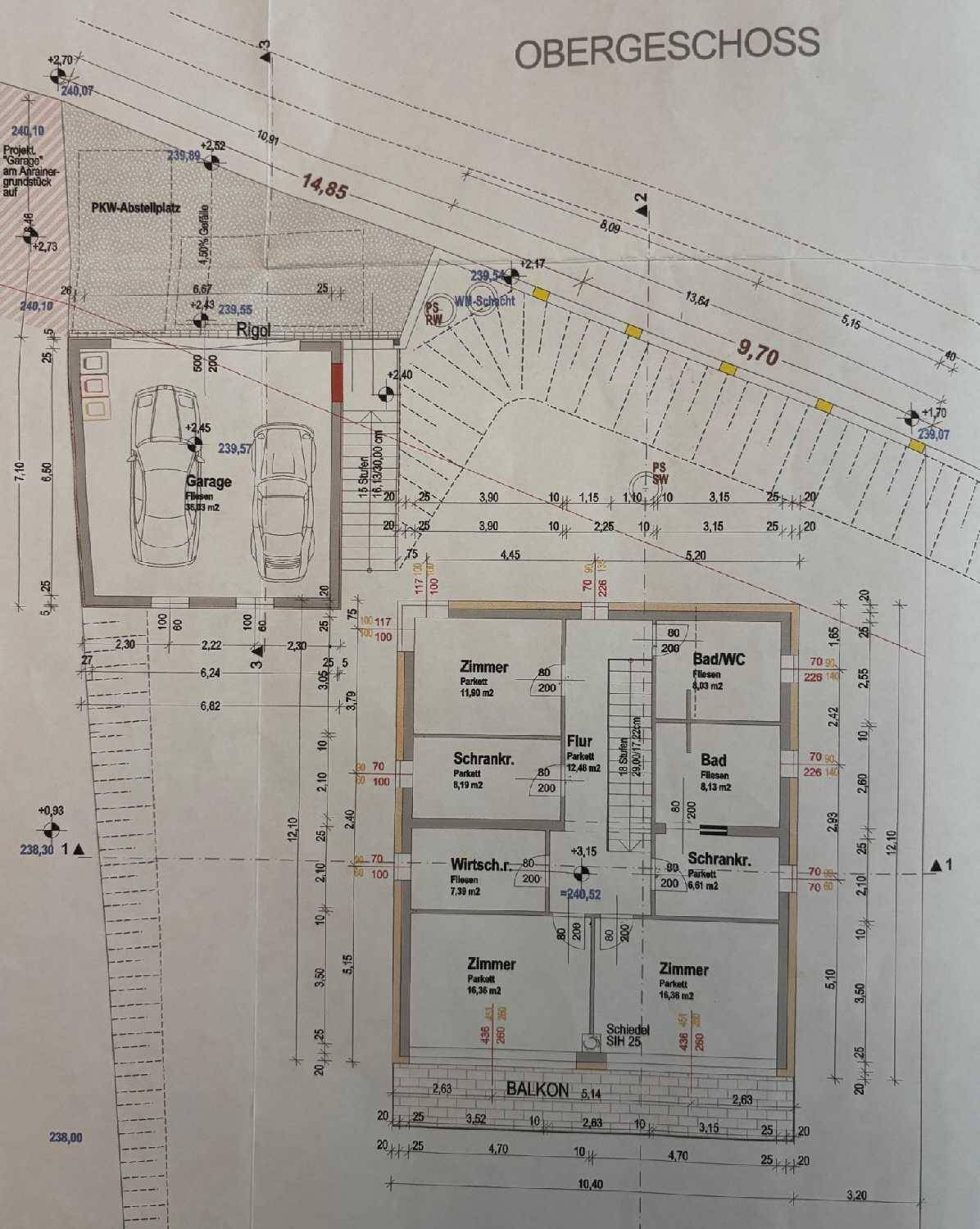 Grundriss des Obergeschosses mit mehreren Zimmern, Bädern und einem Balkon sowie einer Doppelgarage.