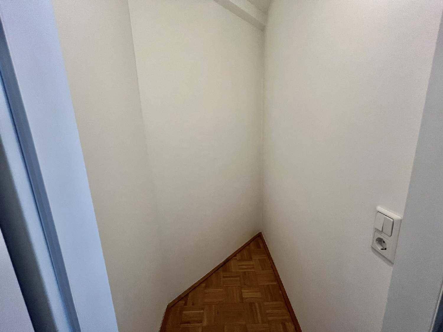 Kleiner Abstellraum mit Parkettboden und weißen Wänden, ideal für zusätzlichen Stauraum.