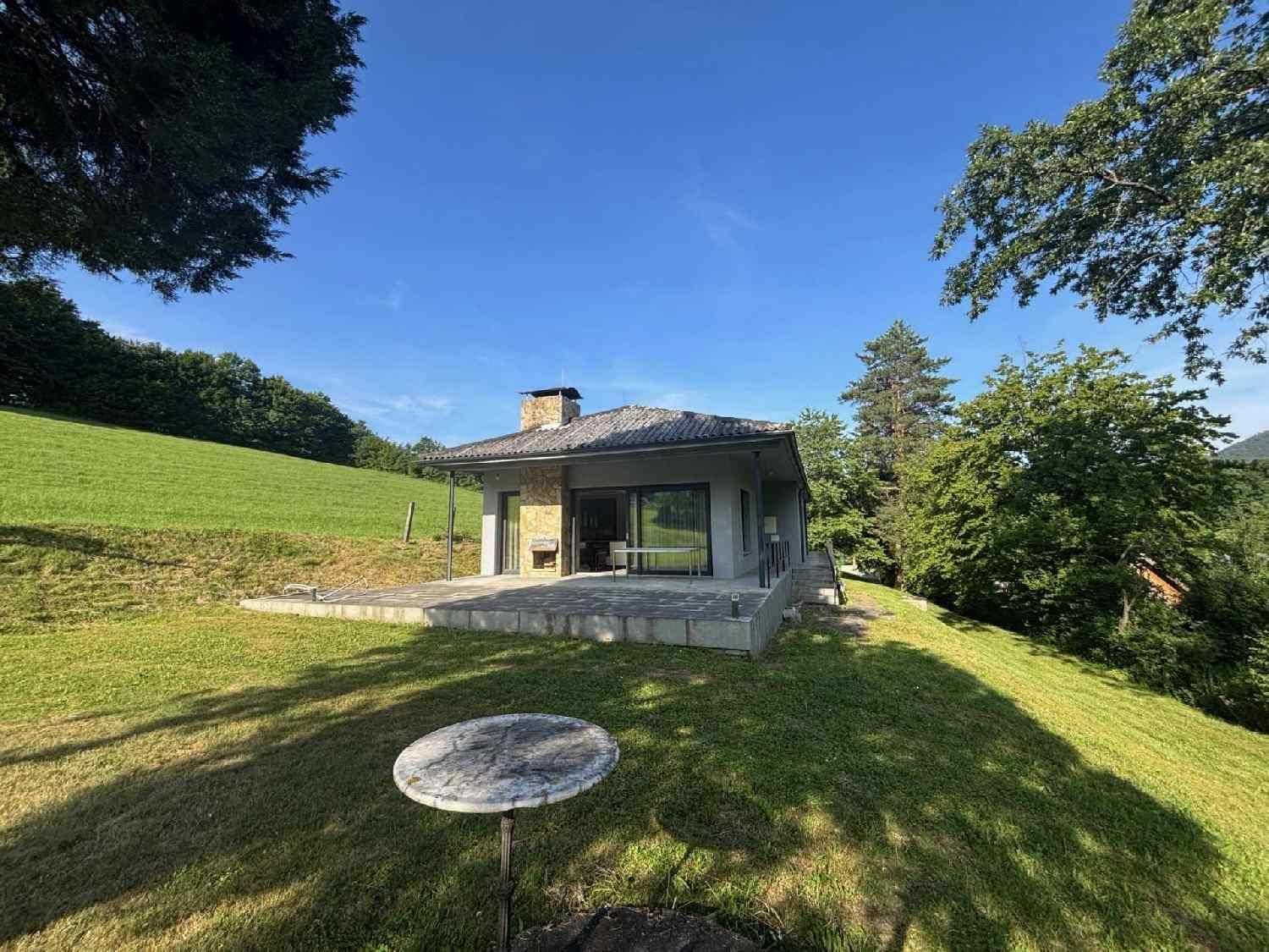 Freistehendes Haus in sonniger Hanglage mit weitläufigem Garten und Bergblick.