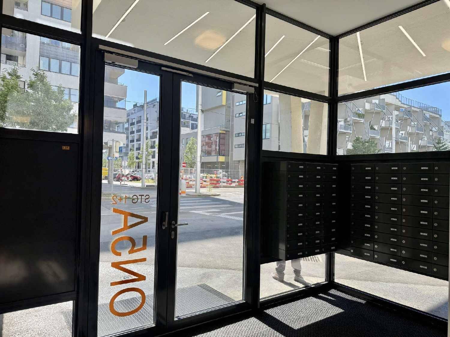 Heller Eingangsbereich mit vielen Briefkästen und Blick auf die Straße.