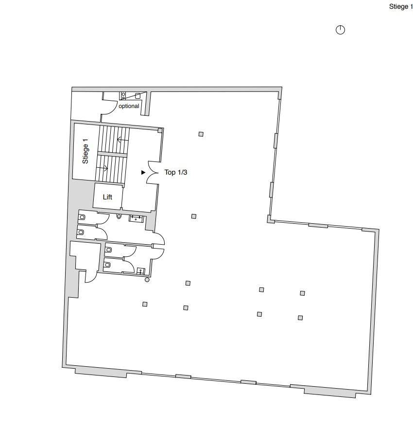 Grundriss einer Etage mit offenem Bereich, Treppenhaus und Aufzug.
