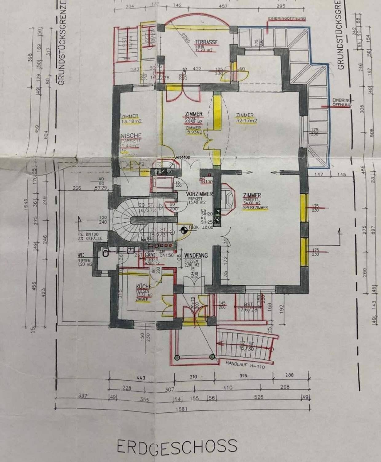 Grundriss des Erdgeschosses mit Küche, Wohnzimmer, Terrasse und Treppenhaus.