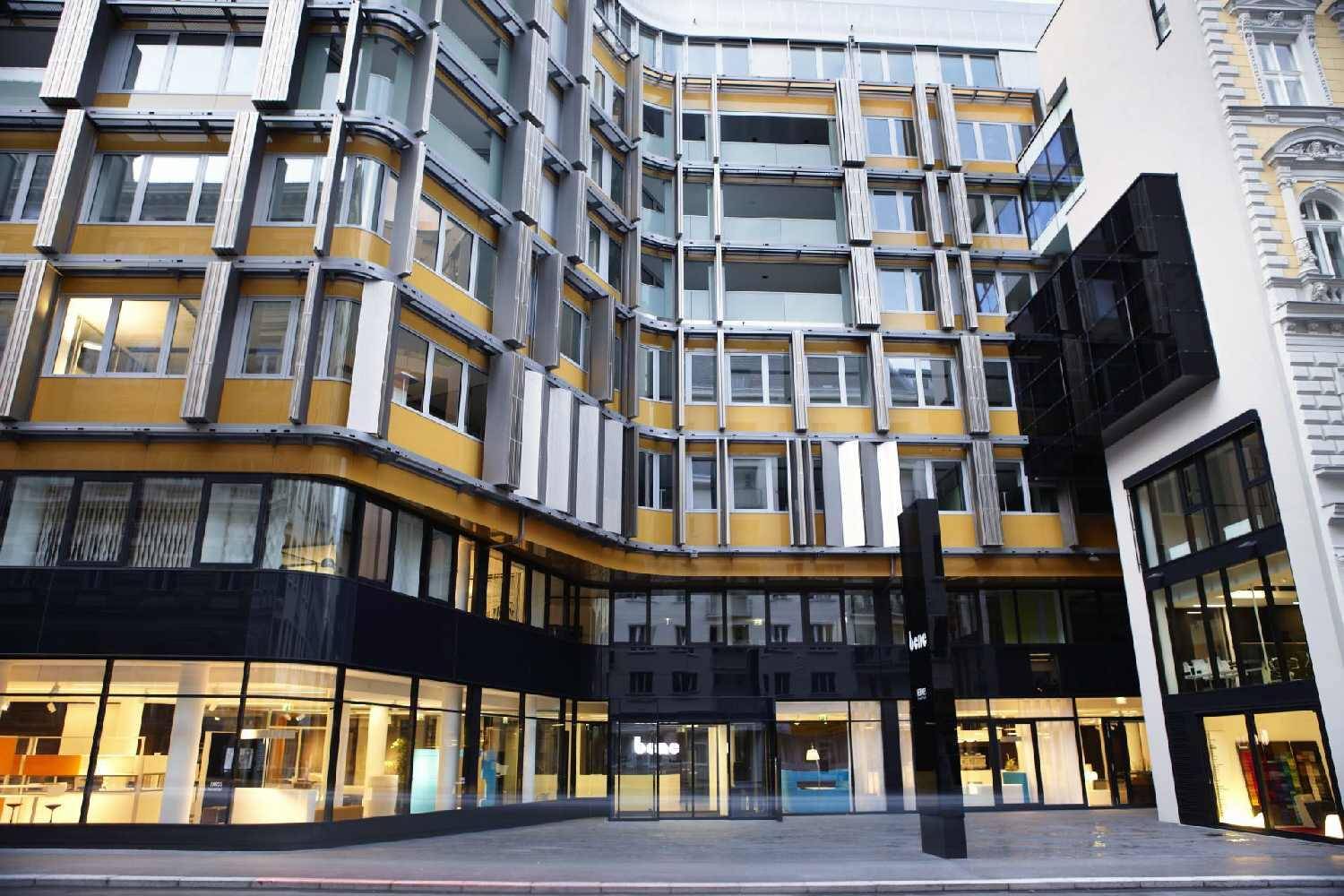 Detailansicht der modernen Gebäudefassade mit geschwungenen Linien und großen Fensterfronten.