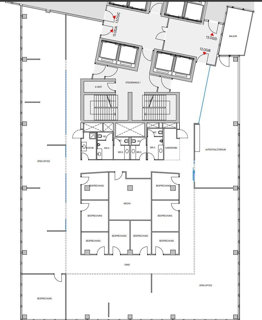 Grundriss des 13. Obergeschosses mit offenen Bürobereichen, mehreren Besprechungsräumen und einem Balkon.
