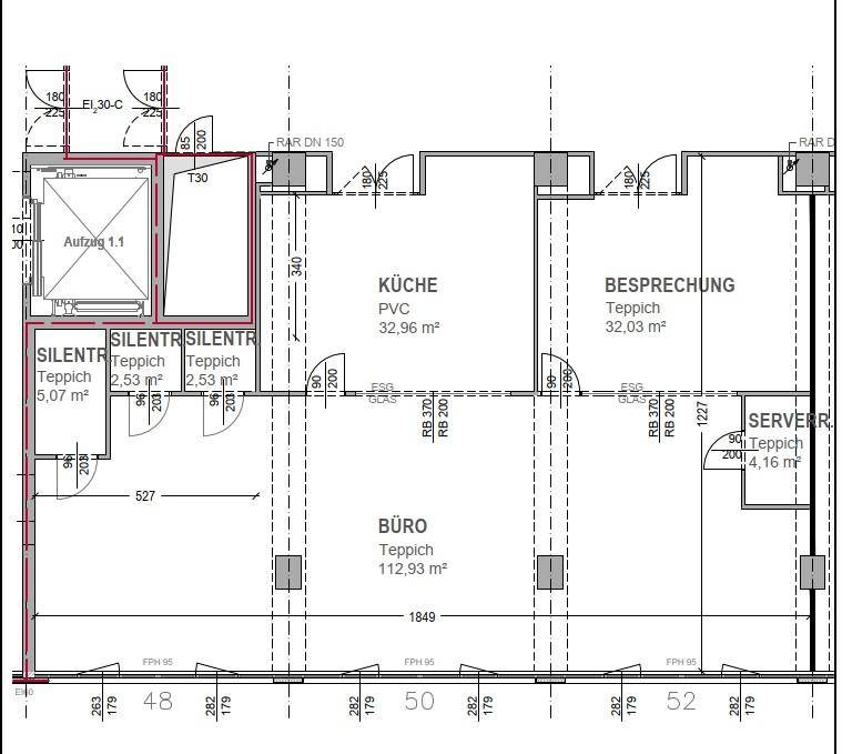 Grundriss zeigt ein großes Büro, eine Küche, Besprechungsraum, Serverraum und Aufzug.
