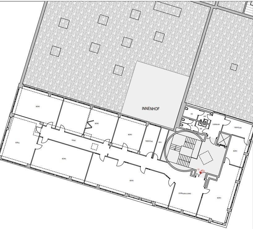 Grundrissplan einer Etage mit mehreren Büroräumen, einem Innenhof und Sanitärbereichen.