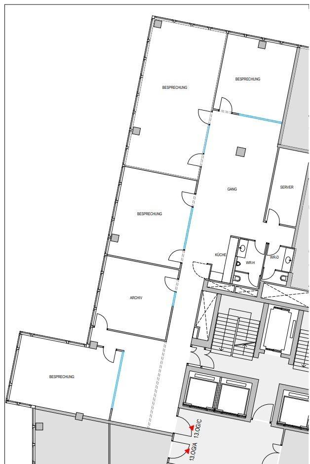 Detaillierter Grundrissplan eines Bürogeschosses mit mehreren Besprechungsräumen, Archiv, kleiner Küche und zwei Toiletten, inklusive Aufzug.