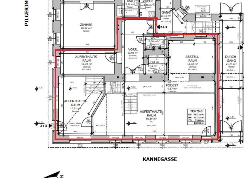 Grundriss des Erdgeschosses mit mehreren Aufenthaltsräumen, Bad und Küche.